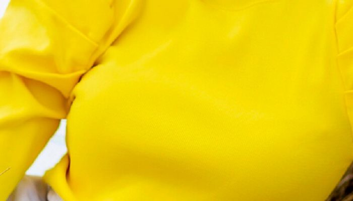 Ropa de mujer en amarillo iluminador